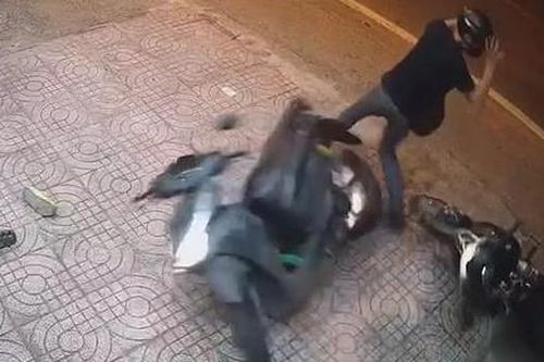 'Hiệp sĩ' lao thẳng xe máy vào tên trộm xe ở Sài Gòn