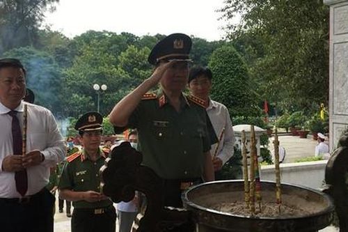 Bộ Công an tri ân các anh hùng liệt sỹ, thăm gia đình chính sách