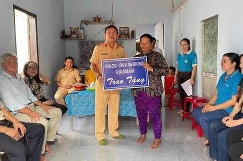 Trạm CSGT Hàm Tân tặng nhà 'mái ấm tình thương' cho hộ nghèo