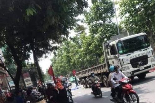 Sau va chạm, người phụ nữ đi xe Lead bị xe tải cán tử vong