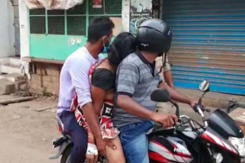 Ấn Độ: Không có xe cứu thương, con trai chở mẹ đi hỏa táng bằng xe máy
