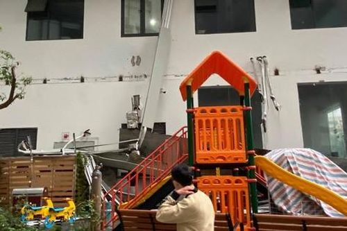 Lực lượng chức năng đến tìm hiểu vụ sập giàn điều hòa tại chung cư An Bình Plaza - Hà Nội