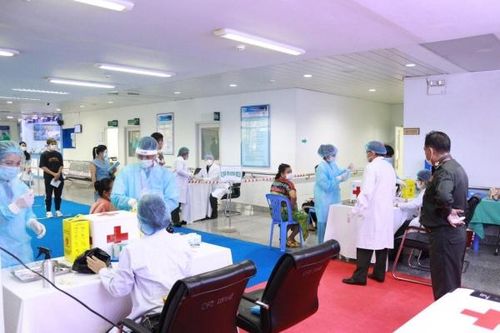Bác sĩ Việt dốc sức chống dịch COVID-19 ở Campuchia