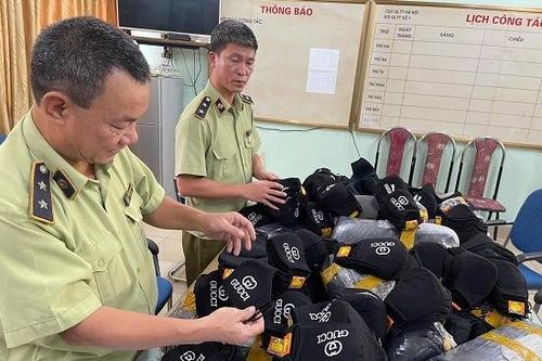 Lợi dụng dịch bệnh, làm giả 2.000 khẩu trang 'hàng hiệu'