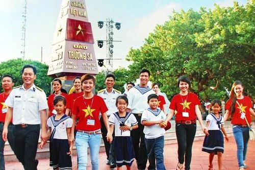 Cờ Giải phóng tung bay trên đảo Trường Sa