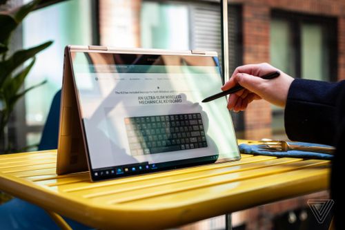Samsung ra mắt laptop Windows màn hình OLED, nặng chưa tới 1 kg