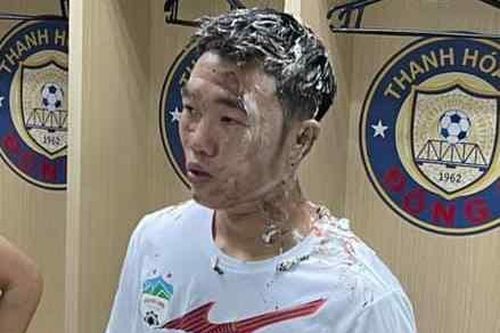 Xuân Trường bị úp bánh kem ở sân Thanh Hóa