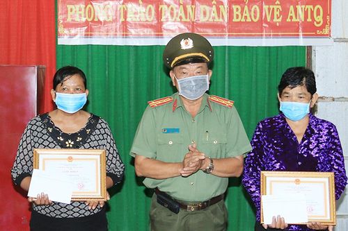 Bắt cướp có hung khí, 2 phụ nữ được thưởng nóng