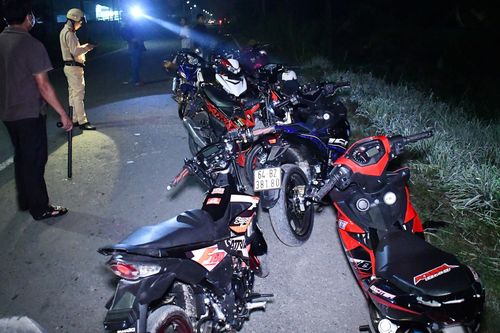 Nhóm 'quái xế' trên quốc lộ 54 bỏ trốn trong đêm