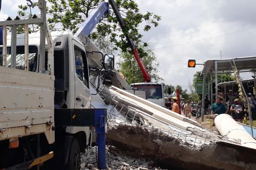 Tài xế vụ xe điện lực kéo sập cổng chào đã tử vong