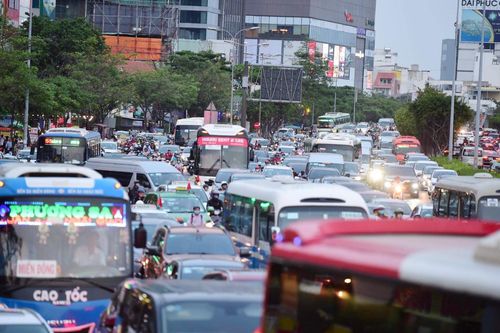 Người dân đi chơi lễ 30/4, cửa ngõ TP.HCM ùn tắc