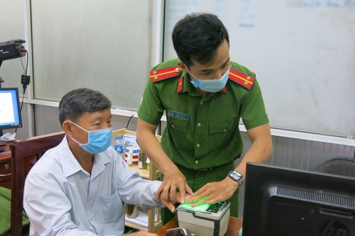 Công an quận Tân Phú làm thủ tục cấp căn cước công dân xuyên lễ