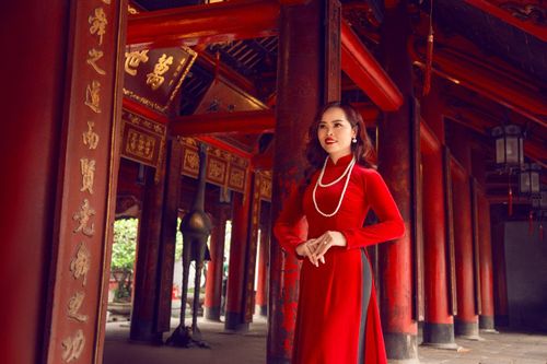 Á hậu Phạm Thị Cúc: Người đẹp xứ Thanh 'nặng tình' với tà áo dài dân tộc