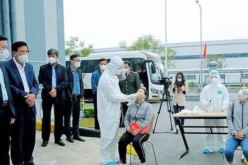 Người dân rời Hải Dương khi quay trở về dịp nghỉ lễ buộc phải khai báo y tế