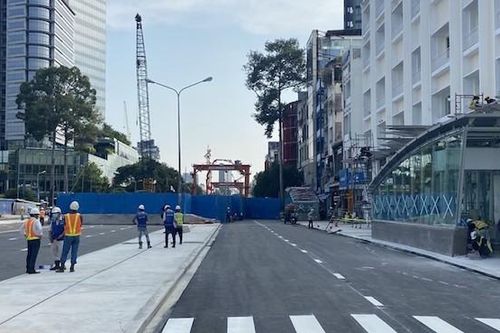 TP Hồ Chí Minh: Tháo dỡ rào chắn đường Lê Lợi, phương tiện được lưu thông hai chiều từ ngày 30/4