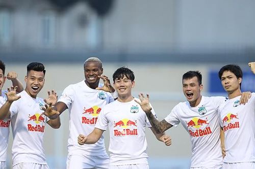 HLV Kiatisuk: 'Còn quá sớm để nói đến chức vô địch'