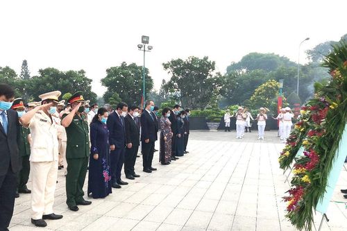 Lãnh đạo TPHCM dâng hương tưởng niệm anh hùng, liệt sĩ