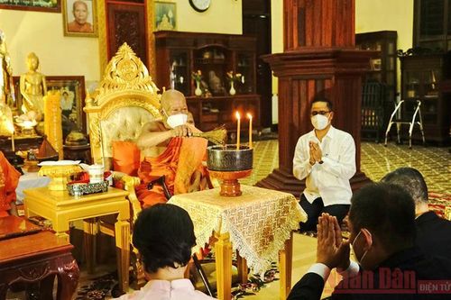 Giáo hội Phật giáo Việt Nam tặng quà chư tăng Phật giáo Campuchia đang gặp khó khăn do dịch Covid-19