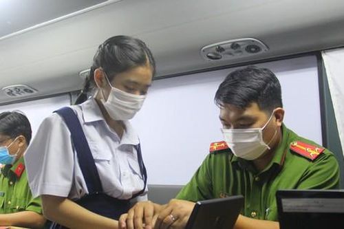 Công an quận 1 cấp CCCD gắn chip cho người dân xuyên suốt dịp lễ 30-4 và 1-5