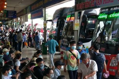 Người dân ùn ùn về quê nghỉ lễ, các bến xe quá tải