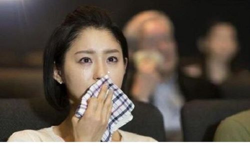 Mẹ chồng đi xa về không tắm, giặt quần áo tôi phát hiện chuyện mập mờ