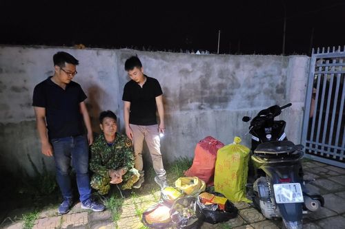 Bắt giữ đối tượng chở gần 60kg pháo đi bán trong đêm