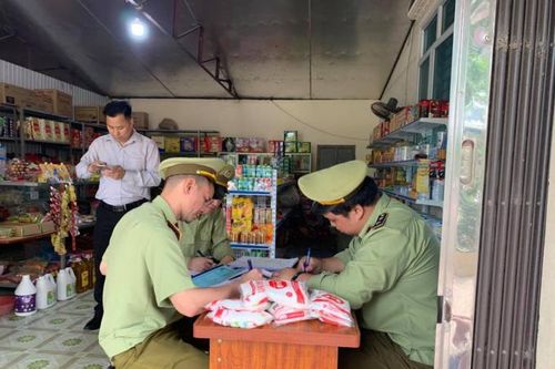 Triệt phá hàng loạt cơ sở kinh doanh thực phẩm giả, không rõ nguồn gốc