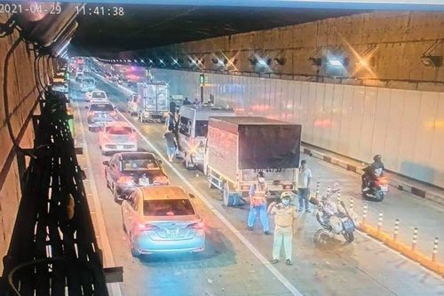 4 ô tô đâm nhau trong hầm vượt sông Sài Gòn