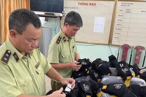 Thêm hàng nghìn khẩu trang nhái nhãn hiệu nổi tiếng bị thu giữ ở Hà Nội