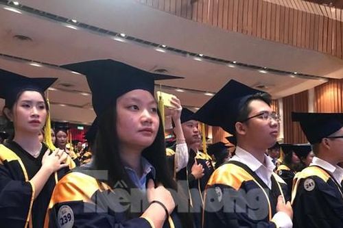 Có quyền hiệu trưởng, ĐH Tôn Đức Thắng gấp rút ký hơn 3.000 bằng tốt nghiệp