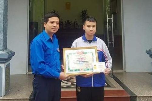 Trao tặng huy hiệu Tuổi trẻ dũng cảm cho nam sinh lớp 8 cứu sống em nhỏ