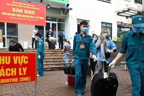 Mang hòm phiếu phụ, phiếu bầu đến tận nơi cách ly để cử tri thực hiện quyền bầu cử