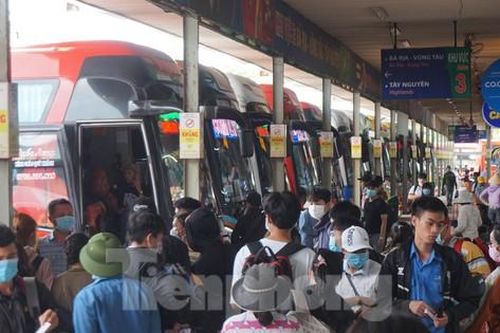 Người dân ùn ùn rời TPHCM, bến xe, nhà ga, sân bay chật kín người