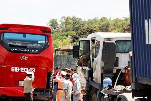 Kẹt xe Quốc lộ 20, cấm ô tô lớn leo đèo Prenn lên Đà Lạt