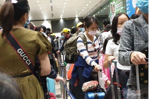 Cao điểm nghỉ lễ 30/4, sân bay Tân Sơn Nhất lại bắt đầu ùn tắc