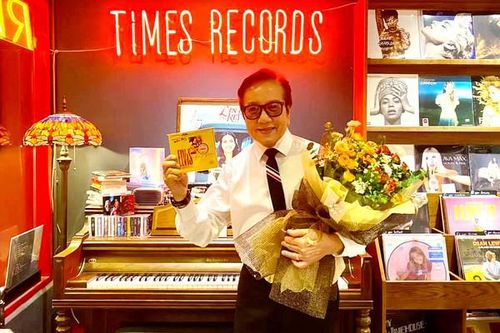 Danh ca Elvis Phương tuổi 76 vẫn khỏe, yêu đời, tự ủi quần áo đi diễn
