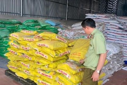 Kiểm tra đột xuất, phát hiện 2 tấn hàng hóa quá hạn sử dụng