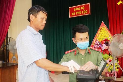 Hà Tĩnh: 'Tăng tốc' cấp thẻ căn cước công dân