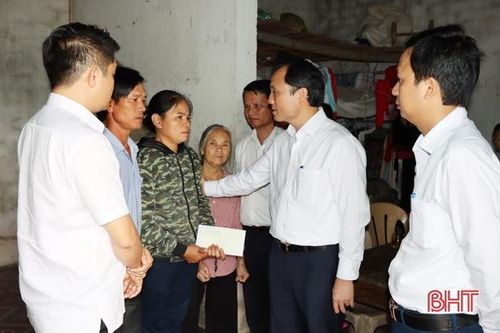 Bí thư Tỉnh ủy thăm hỏi gia đình học sinh bị sét đánh tử vong ở Đức Thọ