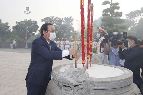 Dâng hương, dâng hoa tưởng nhớ Chủ tịch Hồ Chí Minh và các liệt sỹ
