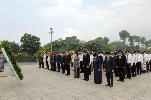 Dâng hương Chủ tịch Hồ Chí Minh, Chủ tịch Tôn Đức Thắng và các liệt sỹ