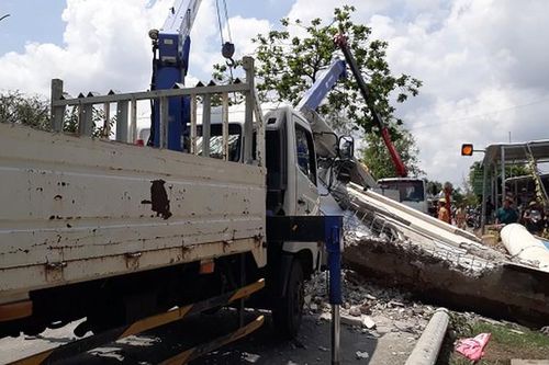 Xe tải cẩu sửa điện làm rơi thanh ngang, một người nguy kịch