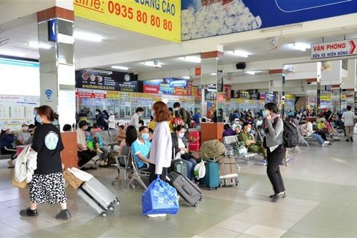 TP.HCM: Người dân dồn về các bến xe, nhà ga khiến nhiều điểm bị ùn ứ