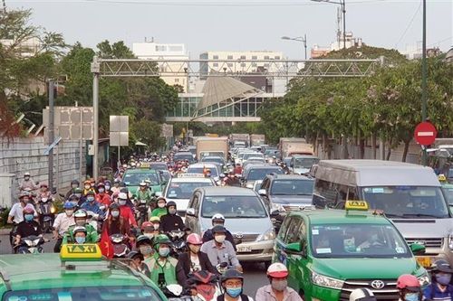 Hình ảnh các cửa ngõ TP.HCM ùn tắc dài do người dân đổ về quê nghỉ lễ