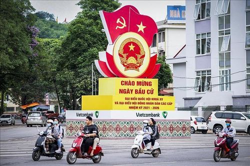 Đường phố Hòa Bình rực rỡ cờ hoa chào mừng ngày bầu cử