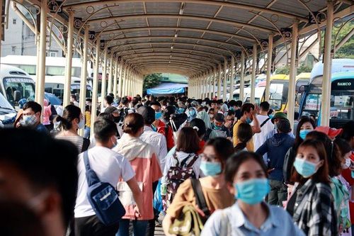 Các bến xe đông nghịt hành khách về quê nhân kỳ nghỉ lễ 30/4 - 1/5