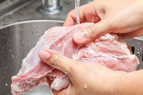 Đừng chần hay rửa nước nóng, đây mới là cách xử lý giúp thịt lợn ra hết chất độc hại