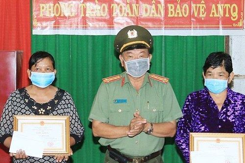 Tặng giấy khen cho hai phụ nữ tay không bắt cướp