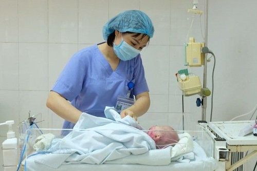 Bé sơ sinh nguy kịch vì cha cắt rốn tại nhà bằng dao làm bếp