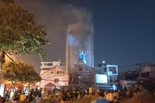 Cháy chung cư Sài Gòn lúc nửa đêm, 24 người mắc kẹt hoảng loạn kêu cứu